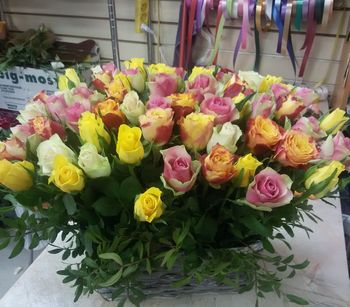 51 роза микс в корзине ,Кения, 40см